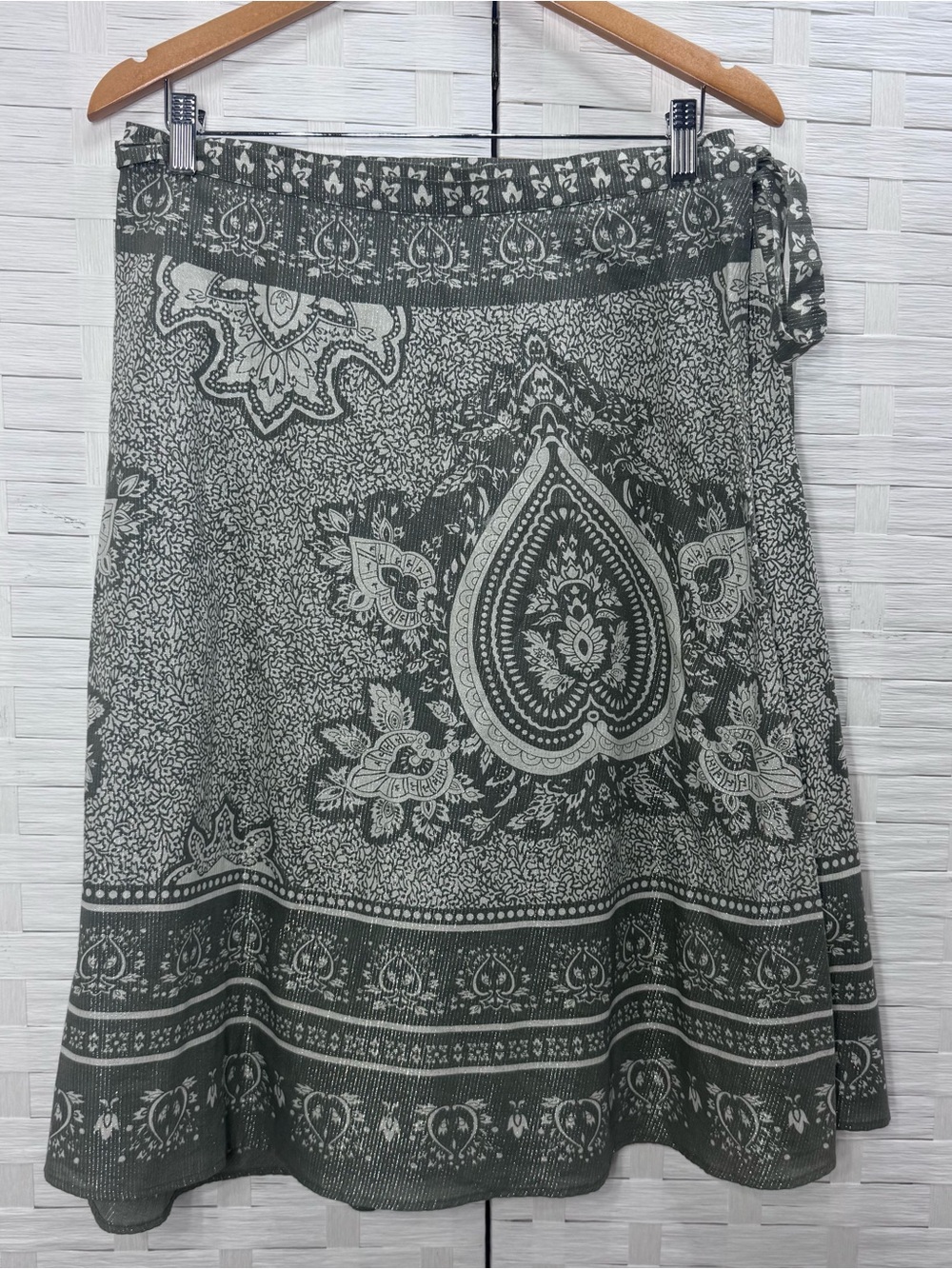 BCBGMaxazria Olive Green Paisley Wrap Skirt Metallic Gold Trim Border Size Med‎
